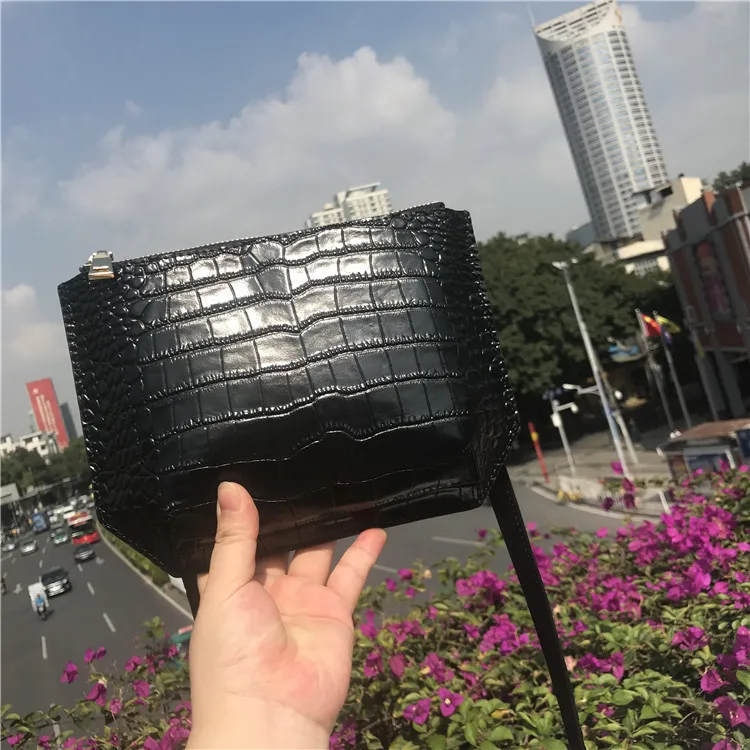 

Xiaozhong Design Simple Baotou Layer Cowhide Crocodile Grain Small Fang Bag Single Shoulder Diagonal Genuine Leather Woman