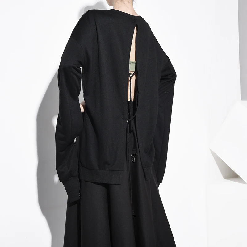 

[EAM] Loose Fit Black Asymmetrical Hollow Out Sweatshirt New Round Neck Long Sleeve Women Big Size Fashion Autumn 2020 JO2840