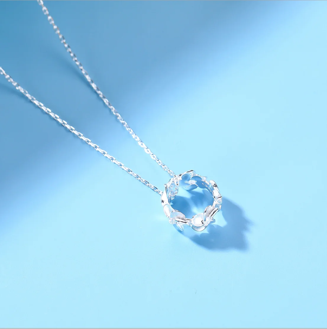 

Winter S925 Silver Exquisite Sterling Silver Bright Flower Surround Necklace Women Fashion Clavicle Chain