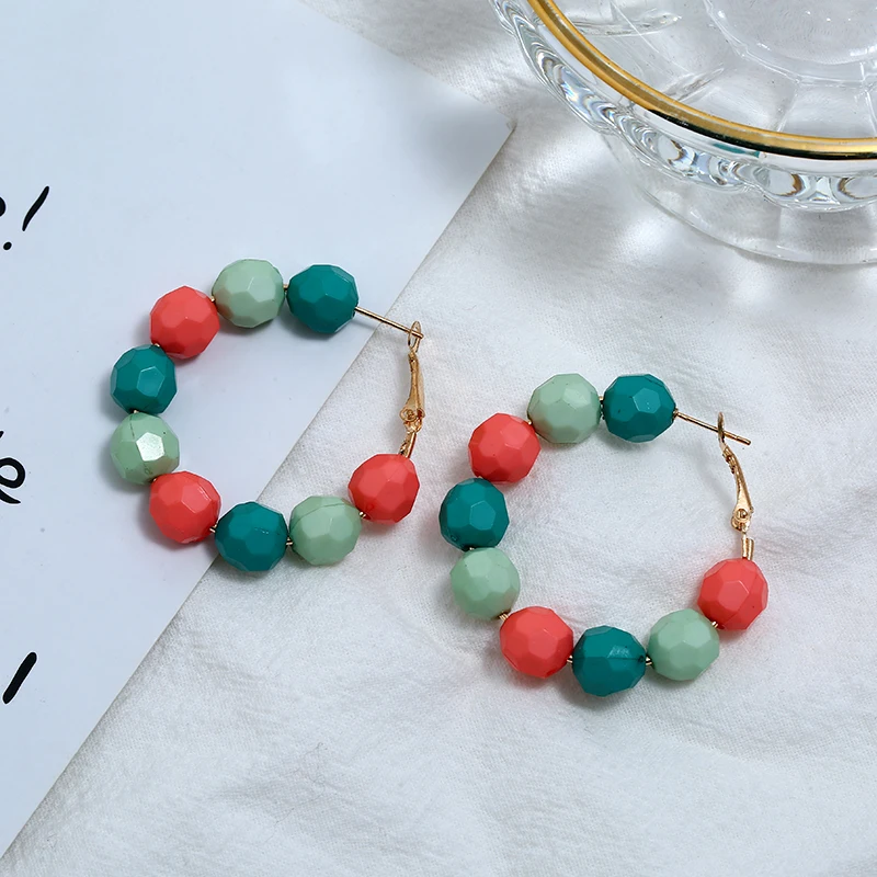 Серьги-кольца с бусинами женские большие разноцветные Украшения из натурального