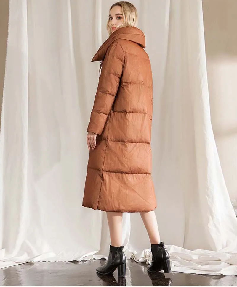 Модный женский длинный пуховик, зима отложной воротник Длинная женское верхняя одежда свободное теплое пальто YNZZU 9O0101 повседневное карамель