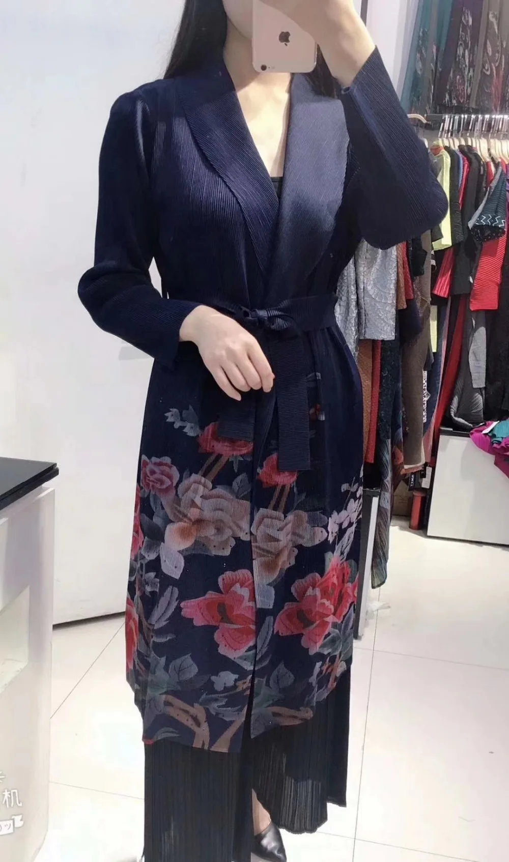 Горячая Miyake Fold длинный рукав отложной воротник Пион печати ремень плащ
