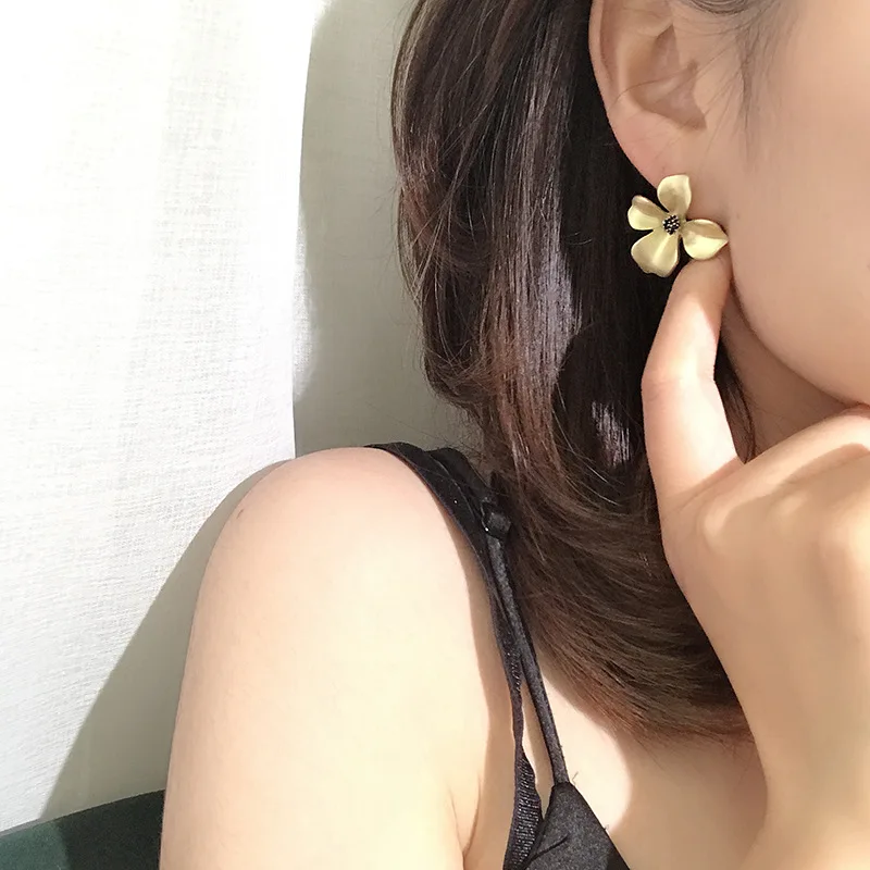 

2020 New Vintage Metal Gold Color Flower Stud Earrings Fashion Elegant Jewelry For Women Mujer Moda Boucle D'oreille