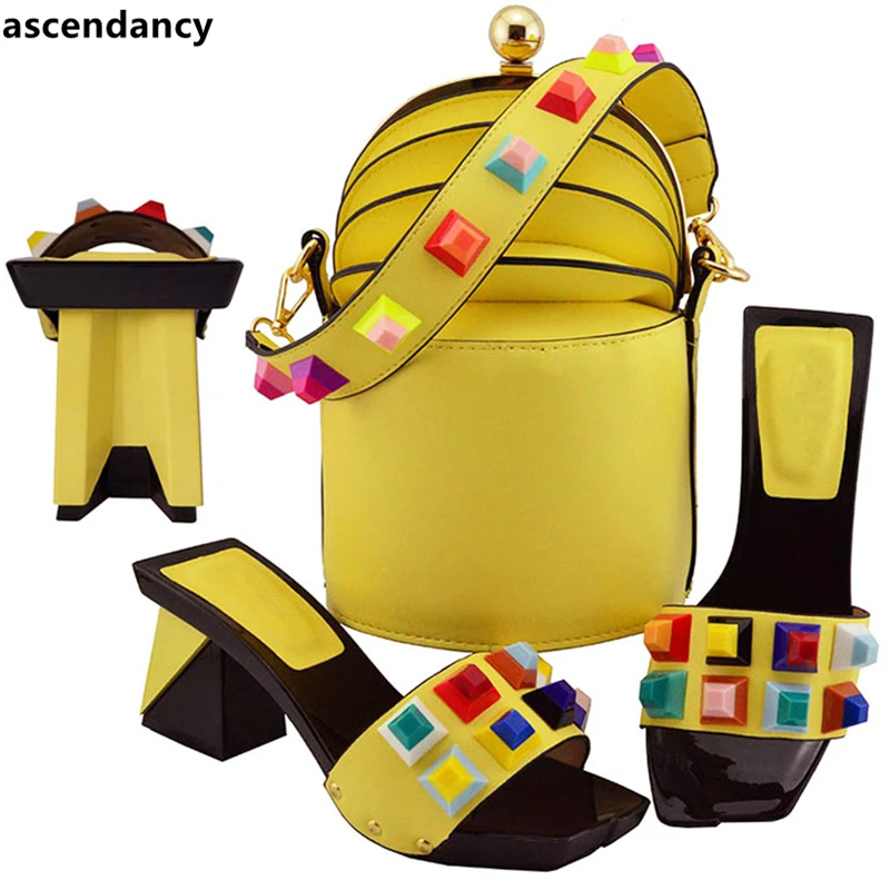 

New Arrival Nigerian Party Shoe and Bag Set Decorated with Rivet Italian Shoe and Bag Set for Party In Women Slip on Women Pumps