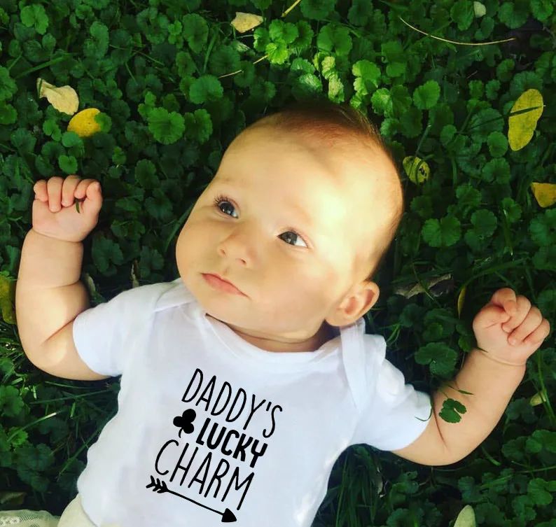 Daddy's Lucky Charm/костюм для новорожденных мальчиков и девочек; комбинезон с короткими рукавами; одежда для малышей; комбинезон для девочек