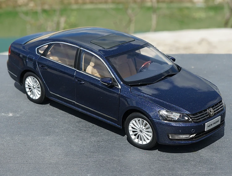 Авторизованный аутентичный 1/18 Volkswagen Passat 2011 литой игрушечный автомобиль модель на Рождество/подарок на день рождения, коллекция