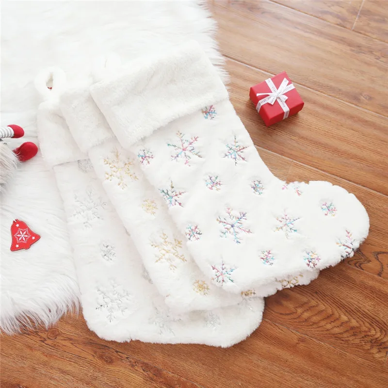 Снежинки вышитые белый плюш рождественские чулки Подарочная сумка Висячие петли Рождественская елка камин конфеты носки