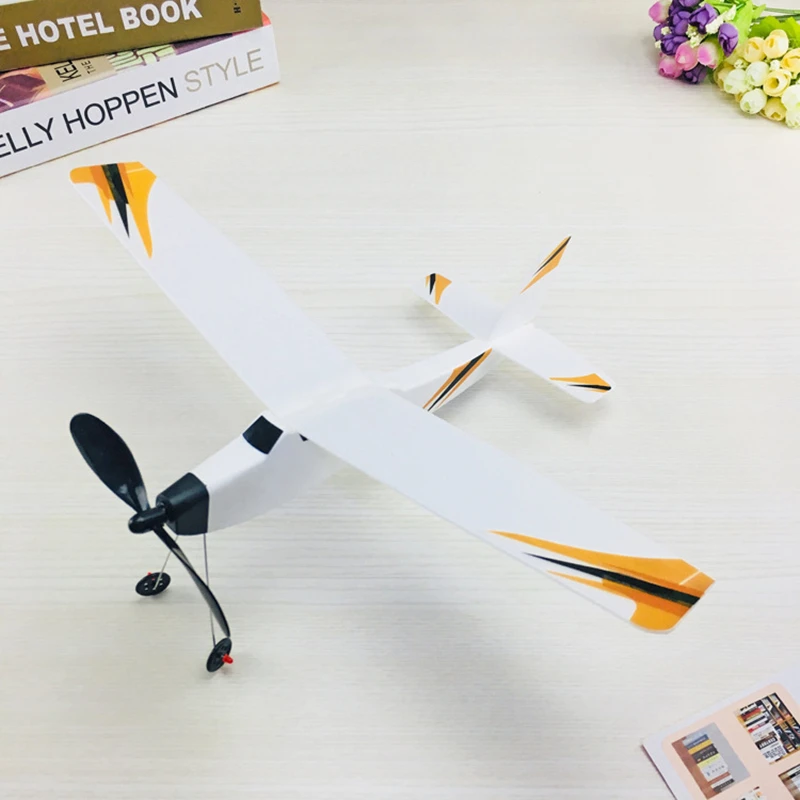 Planeur RC Avion Inertiel Mousse en vol stationnaire au-dessus d'une pelouse, ciel bleu en arrière-plan