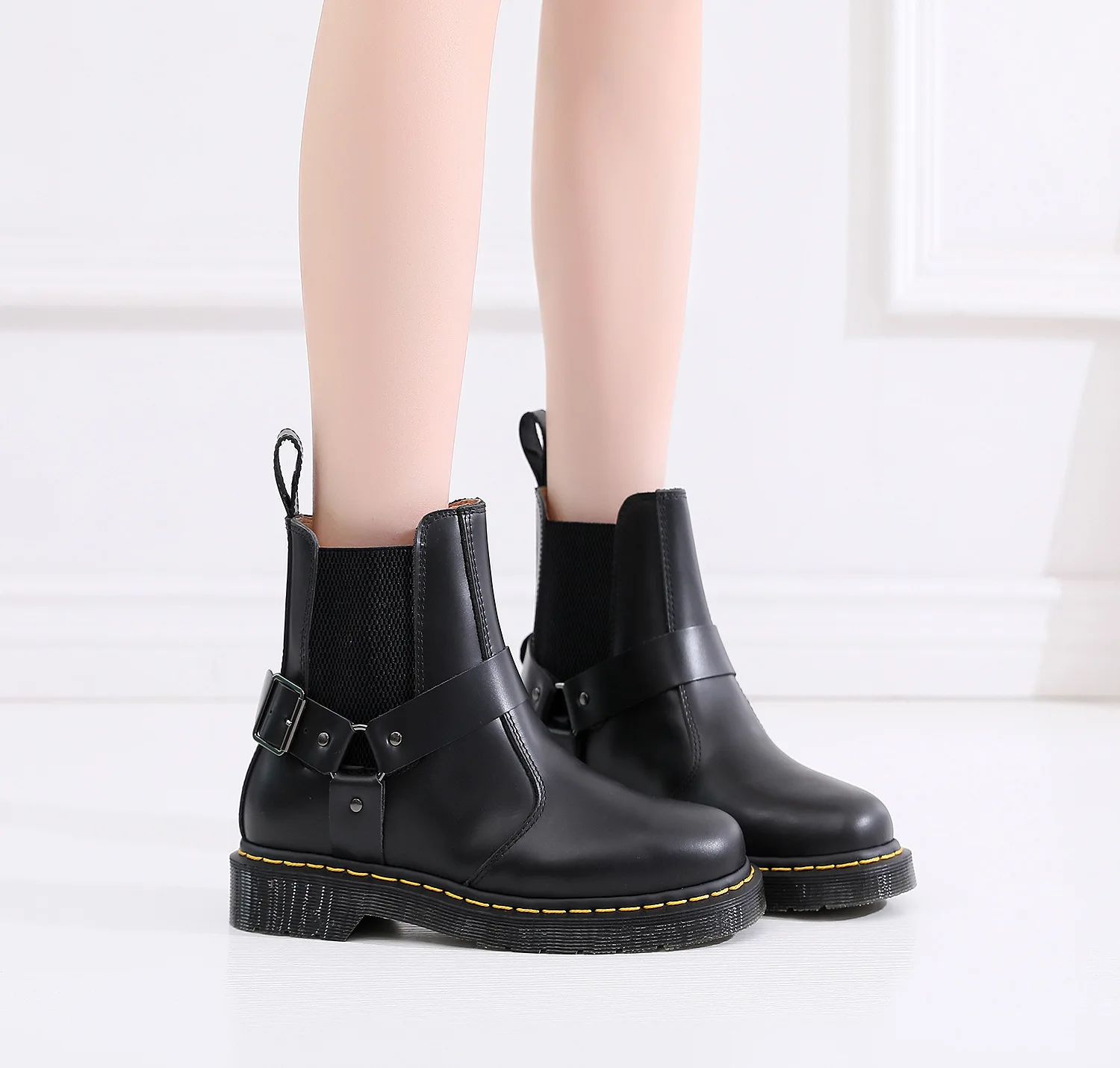 

2020 Spring New Style Men Hight-top Leather Boot Trend Versatile Foot Covering Leather Boot Simple Martin Boots Handmade Leather