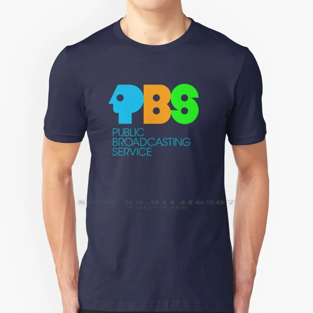Pbs Vintage Logo T Shirt 100% Puro Cotone Downton Abbey Antique Roadshow Servizio Di Trasmissione Pubblica Uva Ape Muttley Scooby