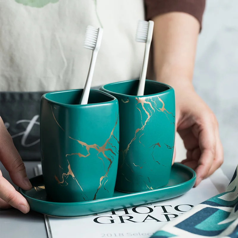 Acheter un vase glamour Rice avec une bouche rouge en céramique kiss