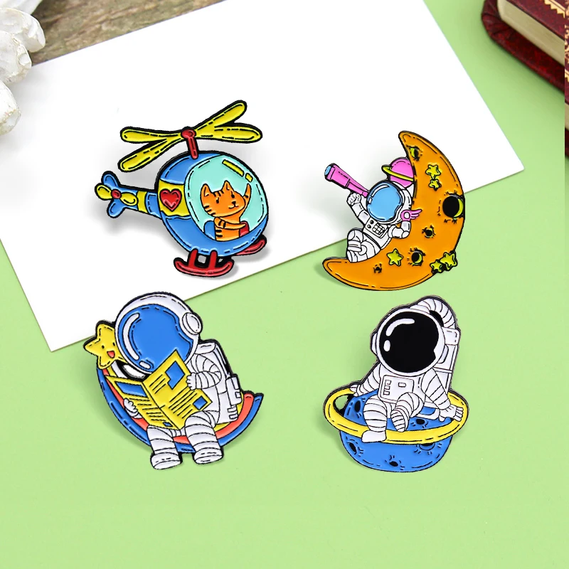 Astronauta Pilot Plane Spille Smaltate Custom Universe Space Starry Sky Night Moon Stars Spille Badge Risvolto Vestiti Borsa Gioielli Gif