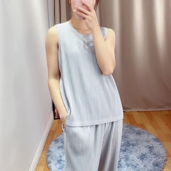 

LANMREM 2020 new women pleated tops women's solid color loose sleeveless round collar folded T-shirt famale stretch tops YJ844