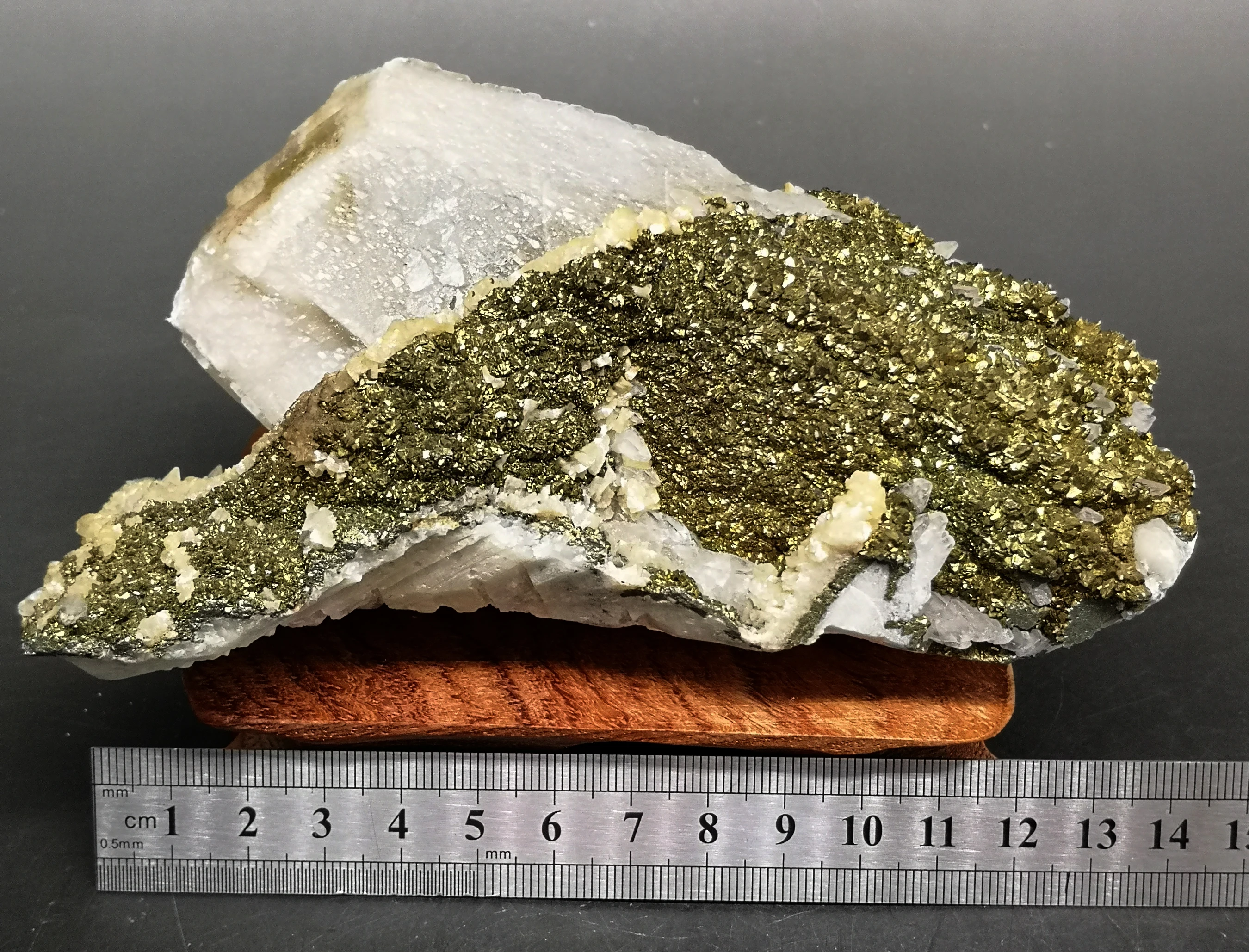 

762g Natural Shiny chalcopyrite and calcite symbiotic mineral crystal specimen Stones and crystals Rough quartz