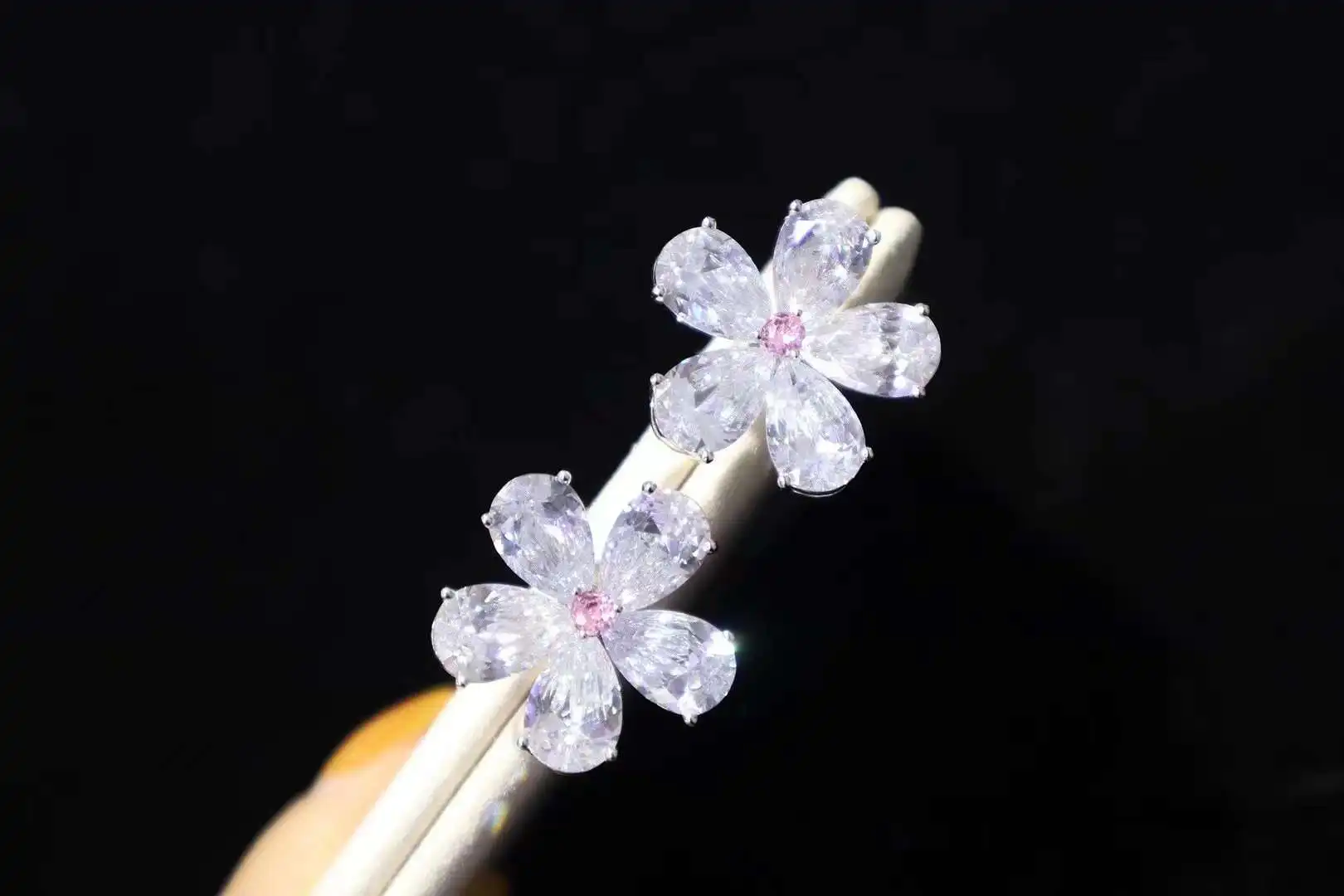 独創的 ニッチブランド5花イヤリング直径25mm S925シルバー象眼細工ジルコン工場直販価格 新品 Aiguiseur Fr