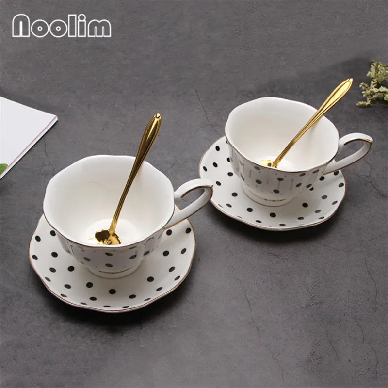 Черный и белый в форме цветка кофейная чашка блюдце набор Европейский керамический послеобеденный чайный сервиз прекрасный костяной фарфор Ретро чайная чашка посуда для напитков