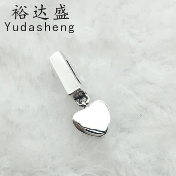 

Heart-shaped clip-on charm It can be fastened to the bracelet with one click.