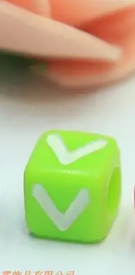 green style Свободные акриловые бусины Твердые Красочные Куб палстический Алфавит ювелирные изделия бисер с большим отверстием квадратный английский характер начальный браслет бусины - Цвет: green style
