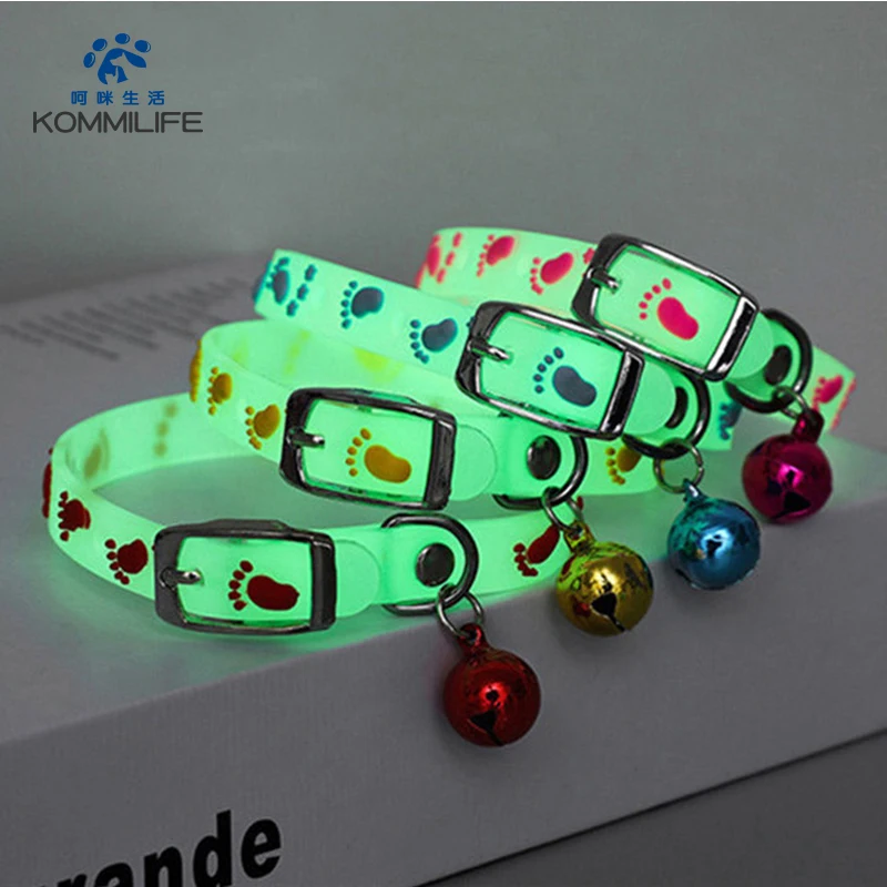 Collar brillante para perro y gato, Collar fluorescente de silicona antipérdida con campanas, anillo de cuello para perro, accesorios para perros y gatos, novedad de 2021