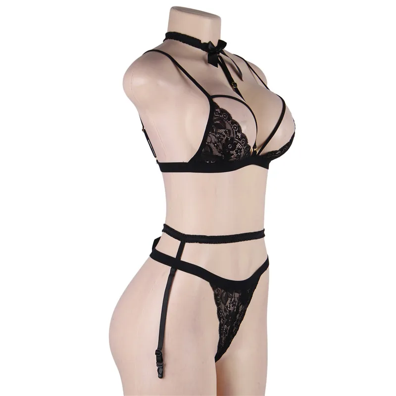 Соблазнительный черный кружевной комплект с чокером на бретельках