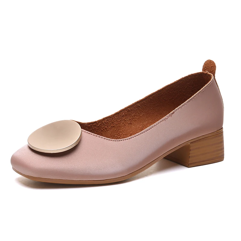 Женские туфли на низком каблуке; свадебные туфли; базовые туфли-лодочки; Туфли на не сужающемся книзу массивном каблуке с круглым носком; женские туфли-лодочки с металлическими элементами; zapatos mujer; 7691 - Цвет: Розовый