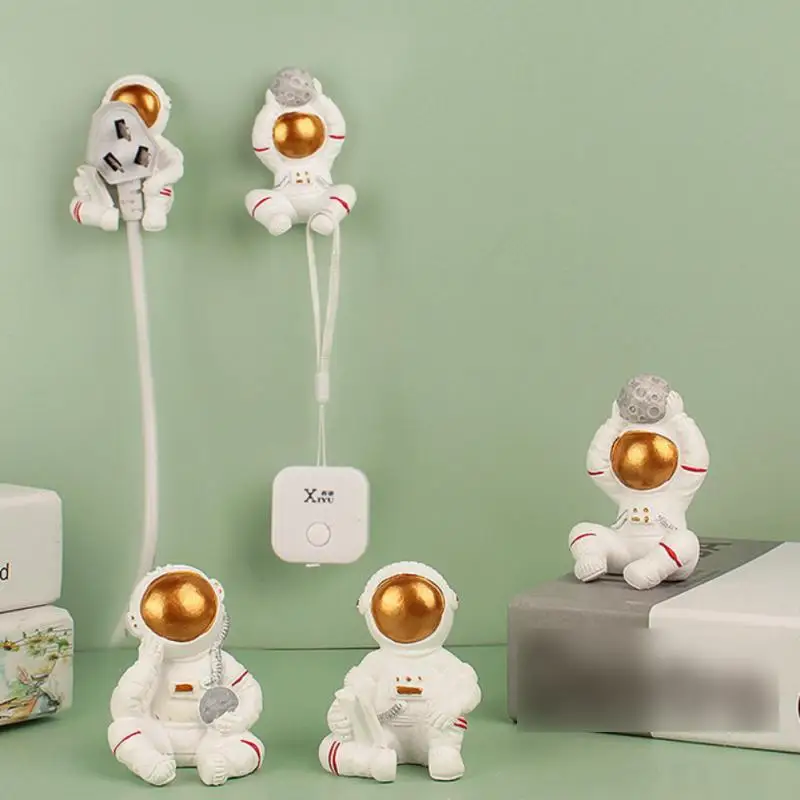 Astronaut Shaped Plug Storage Rack Resin Cartoon Decorative Ornaments Punch-free Wall-mounted Sticky Hook Home Decor Accessories | Дом и сад