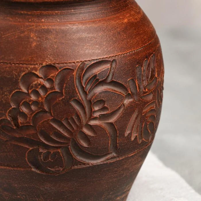 Глиняный кувшин георгий кавказ. Глиняный кувшин резной. Крынка глиняная на картинах. Глиняный кувшин кожаный пояс барабанные. Кувшин крынка глиняный 2 литра.