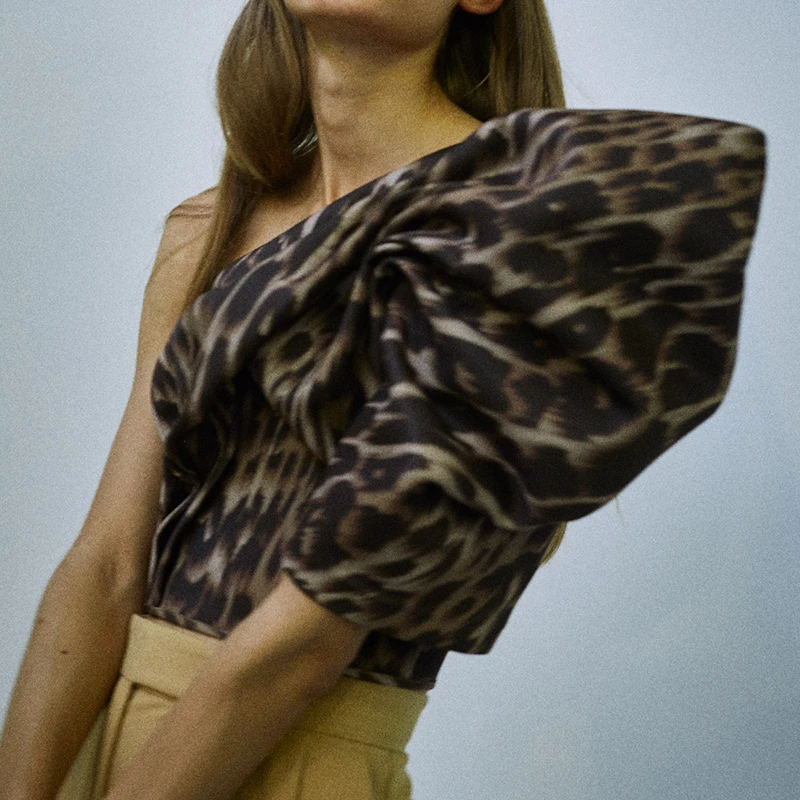 Cena TWOTWINSTYLE Leopard bluzki dla kobiet ukośny kołnierz Puff tunika na długi rękaw Ruched nieregularne koszule damskie moda 2019 odzież