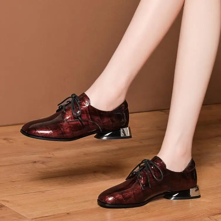 

Lacquered single shoe women's small leather shoes casual medium and low heel large dock layer leather 2.5cm