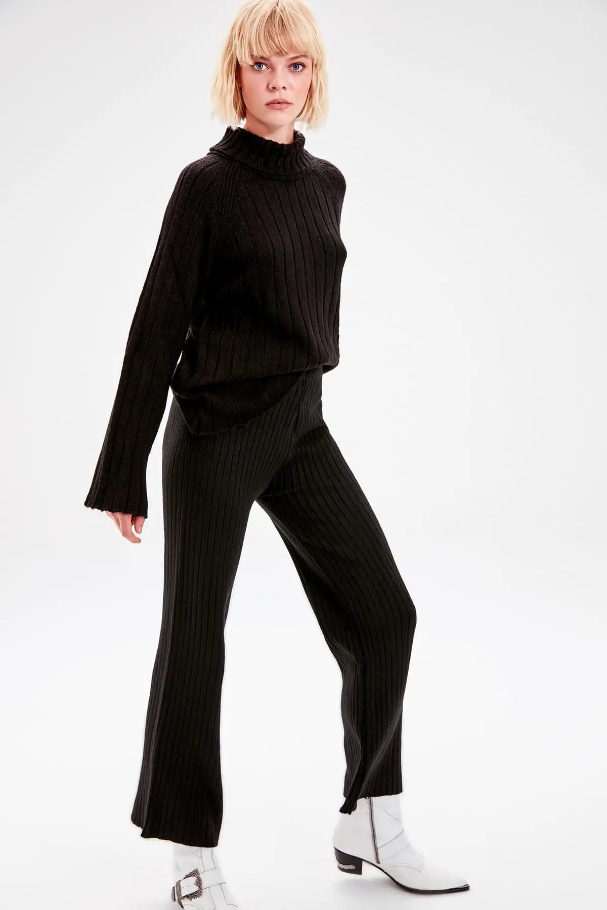 

Trendyol Black Ribbed Sweater Pants TWOAW20ZA0036
