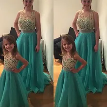 Модные платья для выпускного вечера для мамы и дочки; пышные платья для девочек с круглым вырезом, без рукавов, Украшенные бусинами, на заказ