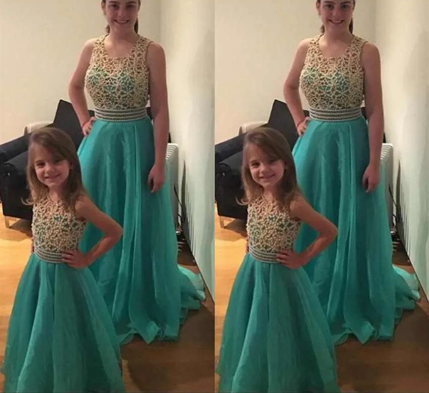 Mode Moeder En Dochter Prom Dresses Hals Mouwloze Kralen Top Tulle Sweep Trein meisje Pageant Jurken Custom Made Mode Moeder En Dochter Prom Dresses Hals Mouwloze Kralen Top Tulle Sweep Trein meisje Pageant Jurken Custom Made