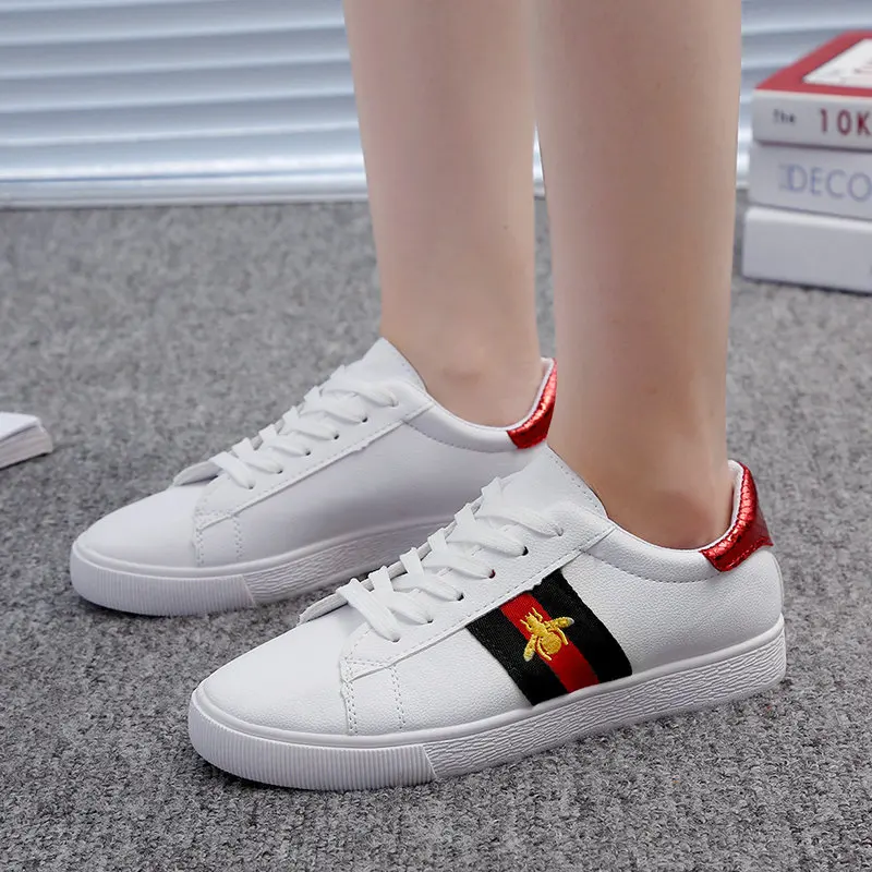 

2020 Autumn Women White Casual Shoes Embroidered Bee Breathable Flats Fashion Sneakers Women Vulcanization Shoes Green Red