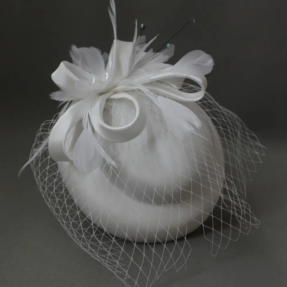 Вуалетка головной убор для церкви и коктейлей в стиле Кентукки с перьями