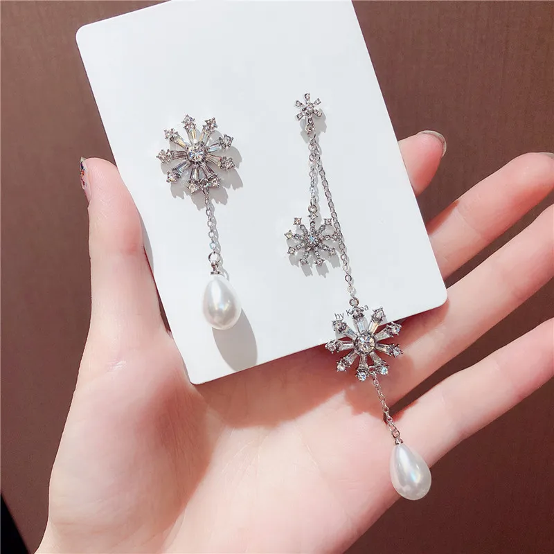 

2019 personality Hyperbole style Contracted Water Drop pearl earrings Fine crystal flowers Asymmetric long Women Drop earrings