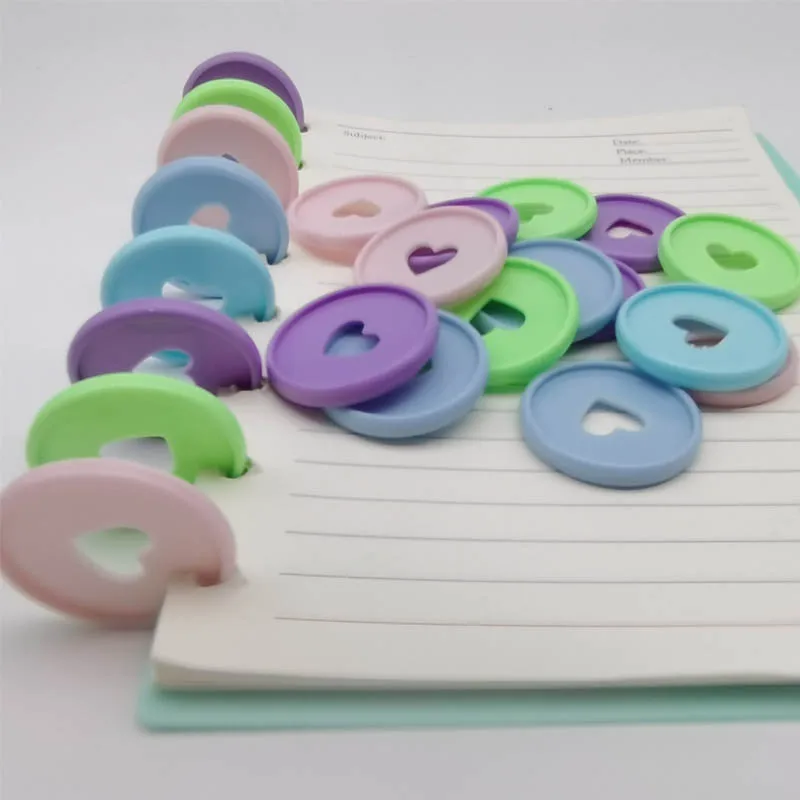 Рисунок 3 - пластиковые кольца с отверстием в форме сердца и гриба