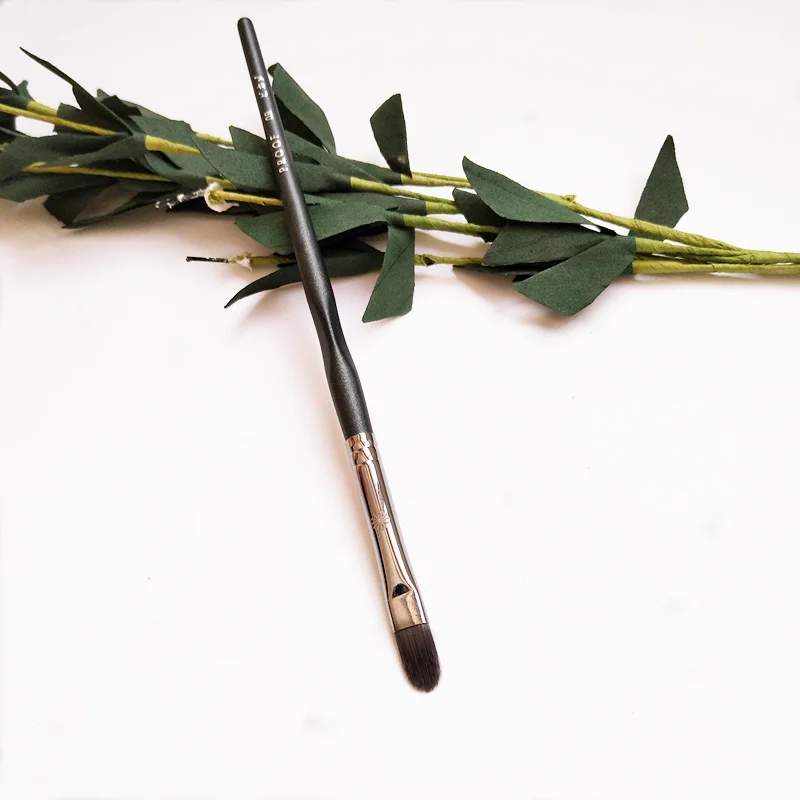 

1pcs Magic Beauty Medium Concealer Makeup Brush Professional Lip Brush Eye Bag Covering Dark Circles