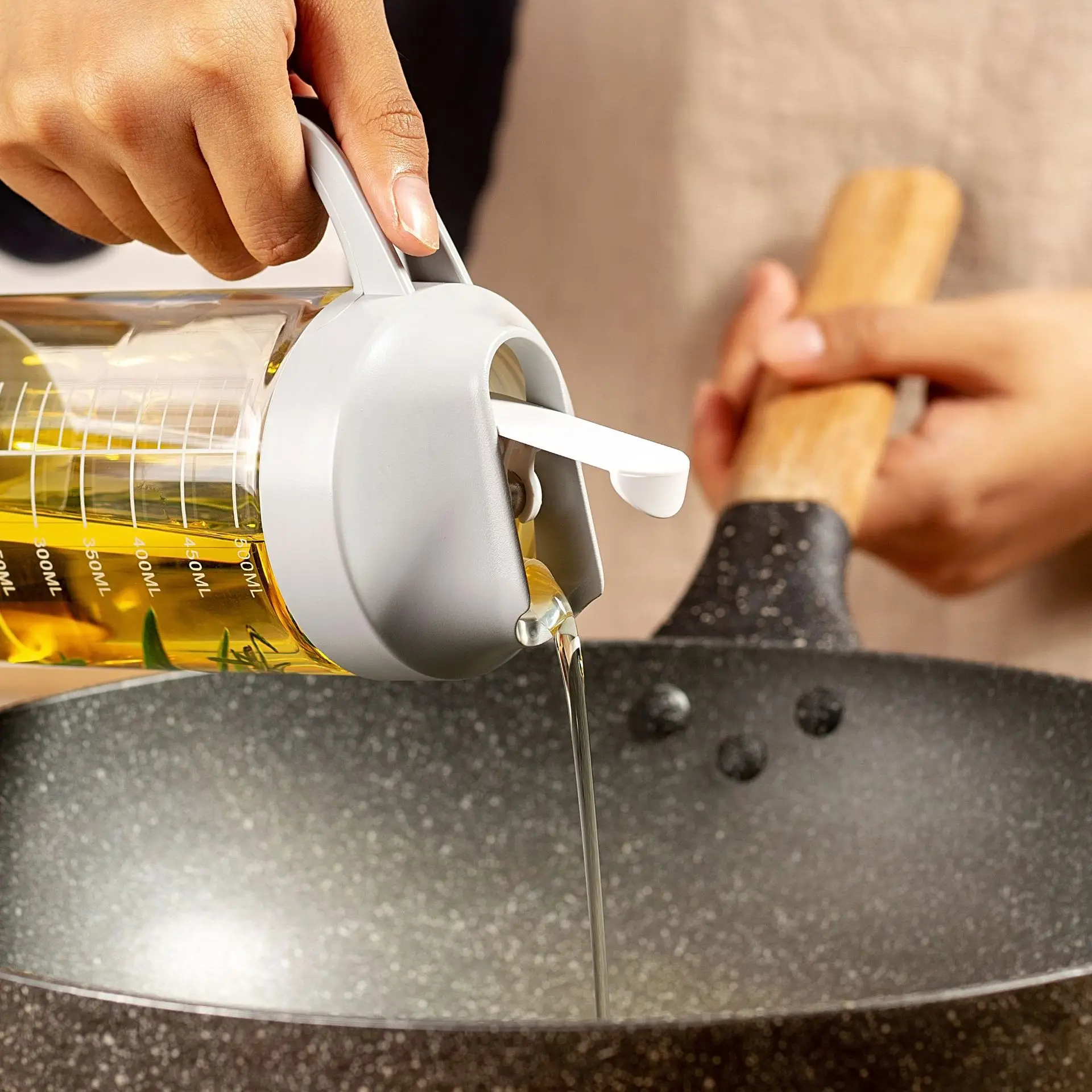 

Oil and vinegar bottles with automatic oil high-temperature resistant glass opening and closing explosion-proof