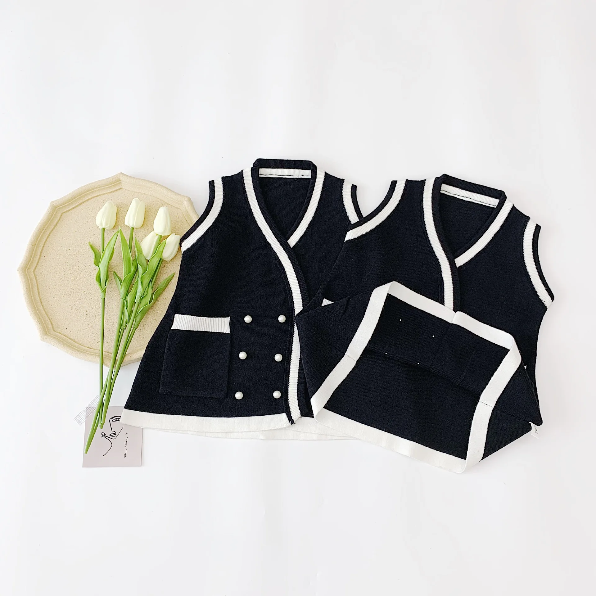 Autumn girls fashion knitting waistcoats Korean style black white color matching sleeveless vests