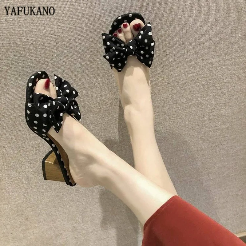 Шлепанцы женские с квадратным каблуком милые повседневные сандалии в горошек