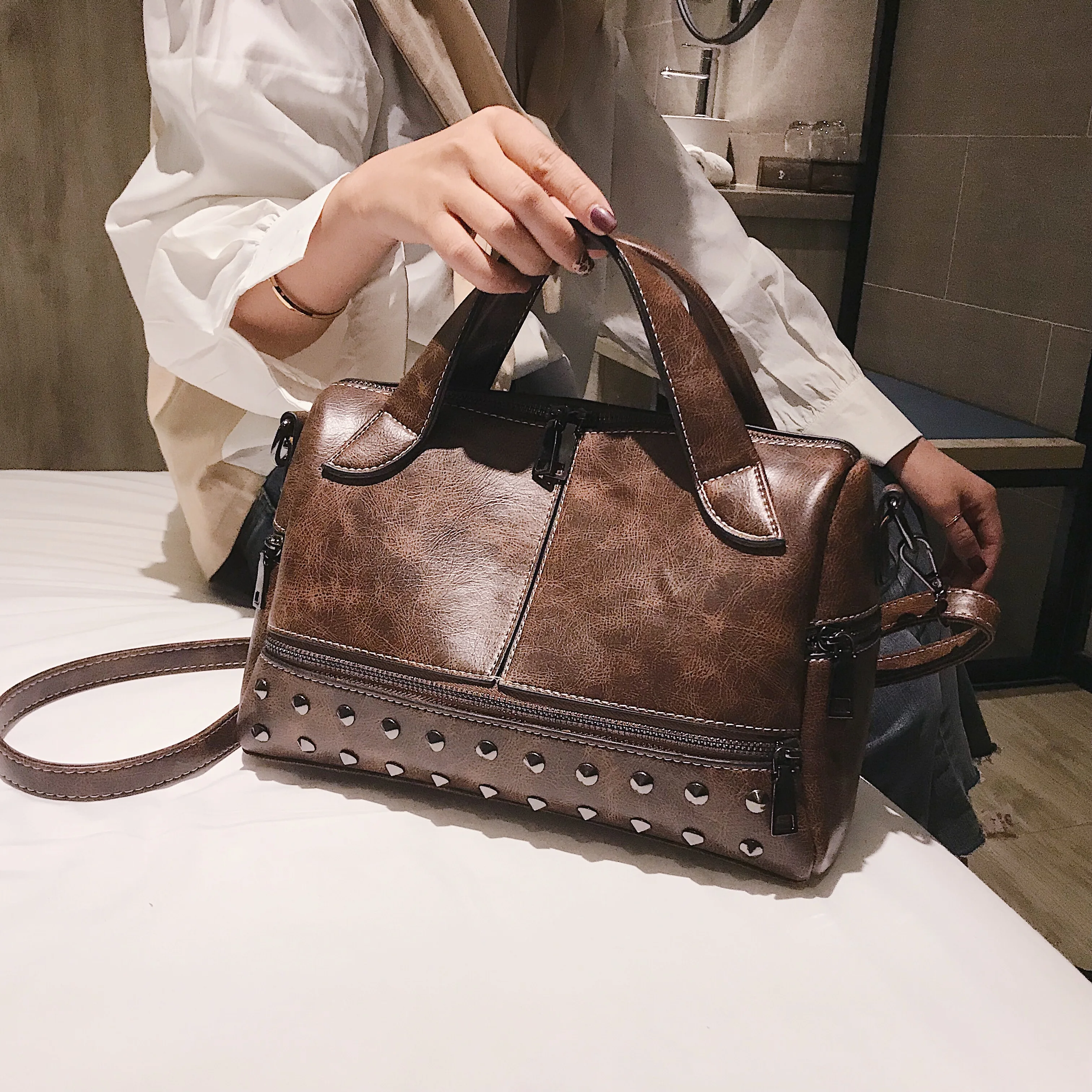 

Women Messenger Bags Leather Casual Rivet Handbags Female Designer Bag Vintage Big Size Tote Shoulder Bag High Quality bolsos #1