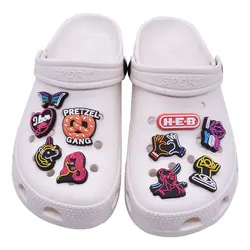 Breloques de chaussures en PVC pour fille, 1 pièce, design de dessin animé, lumière néon, pour sabots, boucle de chaussure de jardin colorée, ornements en PVC, cadeau de fête, jibz 