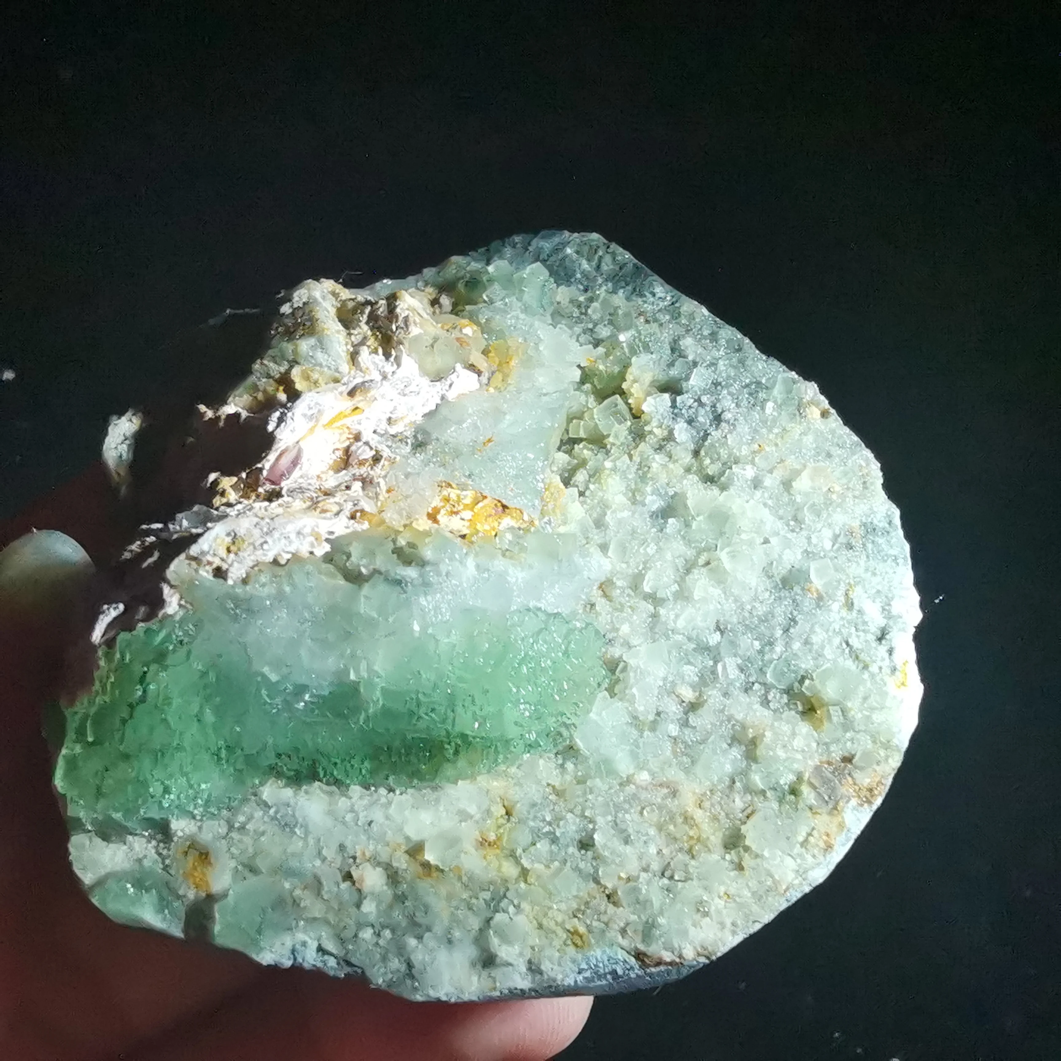 60.2g100% Редкий Натуральный Зеленый флюорит Сияющий многогранник в форме