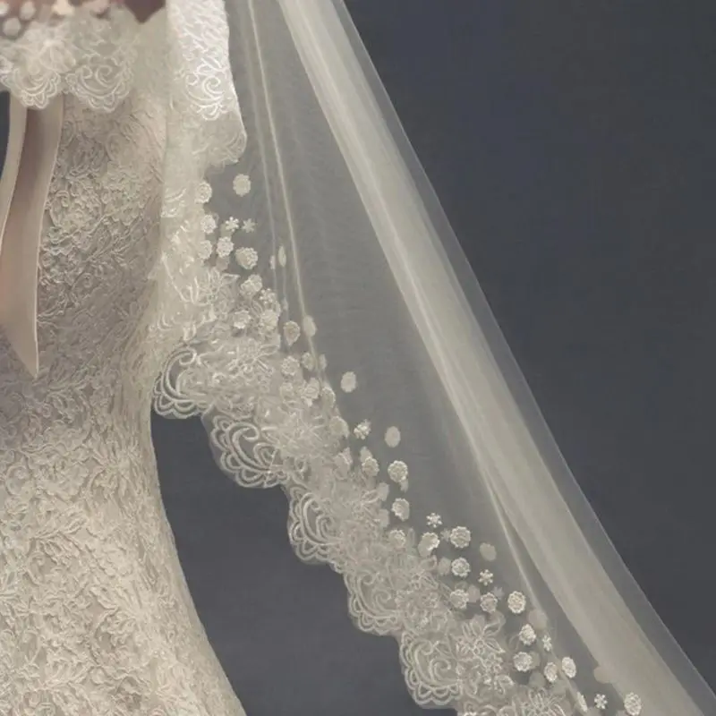 Однослойная женская свадебная фатиновая вуаль с длинным шлейфом, широкая вышитая Цветочная кружевная отделка, романтическая свадебная вуаль с лепестками