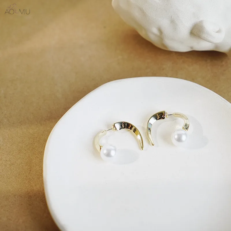

AOMU S925 Sterling Silver Pin Fashion Simple C Shaped Metal Pearl Stud Earrings for Women Birthday Gifts Party Pendientes