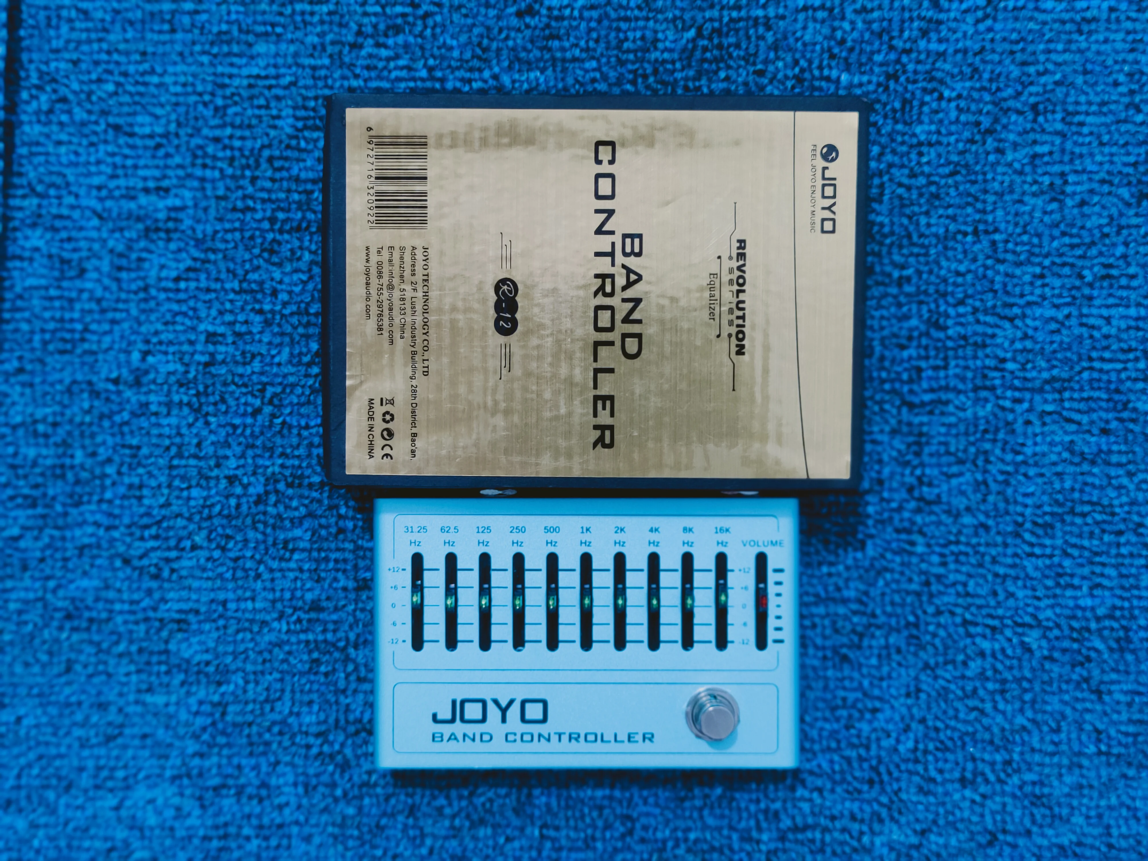 JOYO R12 на правой стороне электрогитары есть независимая Регулировка громкости