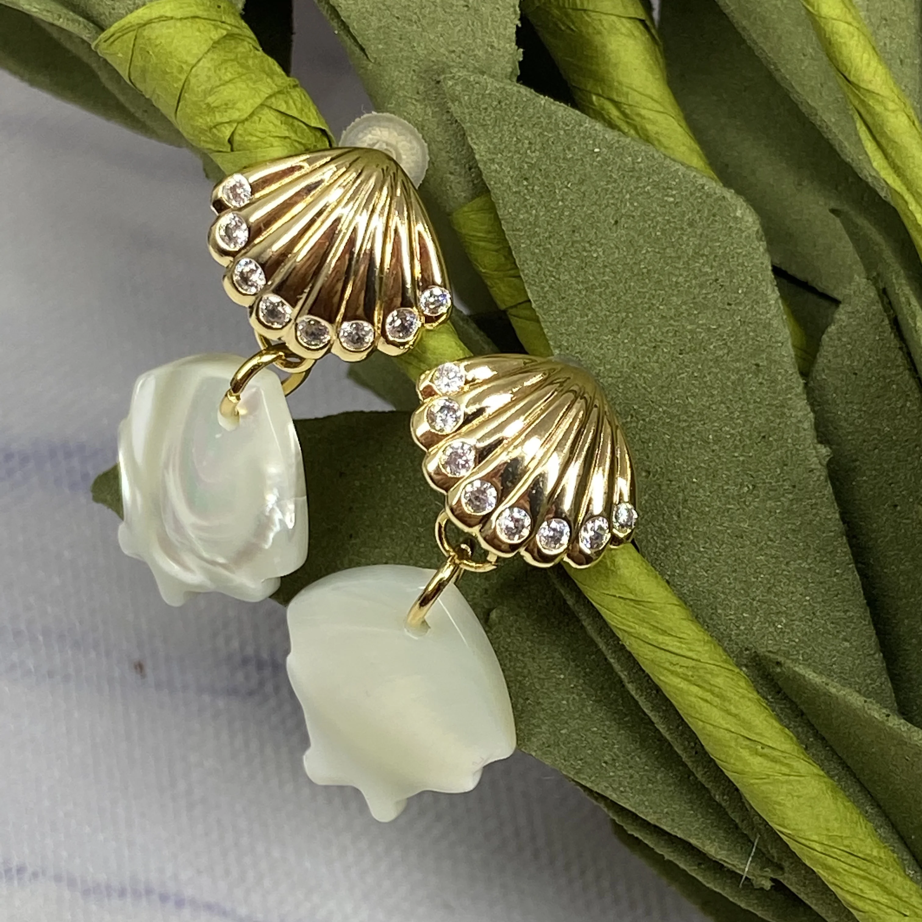 

Copper Jewelry Zircon Shell Stud Earrings Christmas Gift For Women ES0008