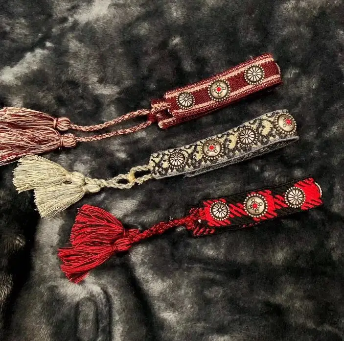 Вязаный женский браслет с вышивкой и широкой ручной шнуровкой, классический браслет с кисточкой и надписью