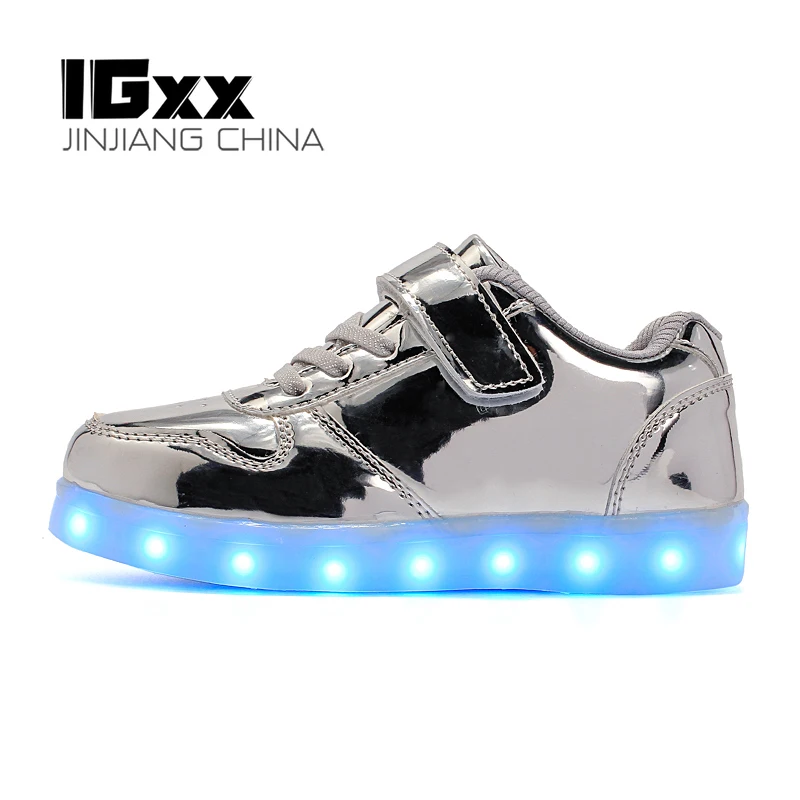 IGxx LED 라이트 업 신발 키즈 후크 & 루프 USB 충전 빛나는 LED 여자 신발 어린이 빛나는 운동 화 PU  실버