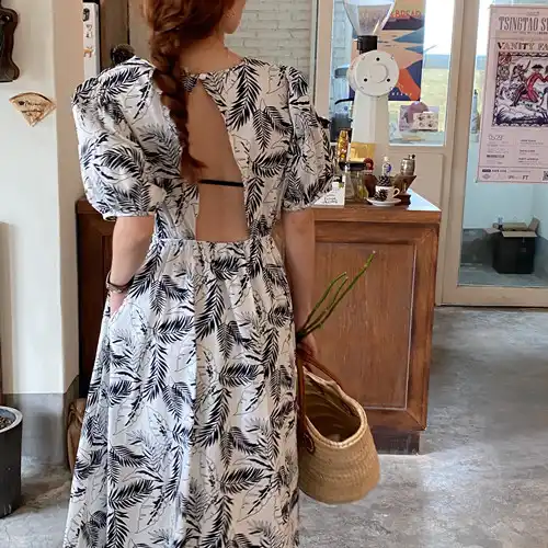 mulher nua de vestido